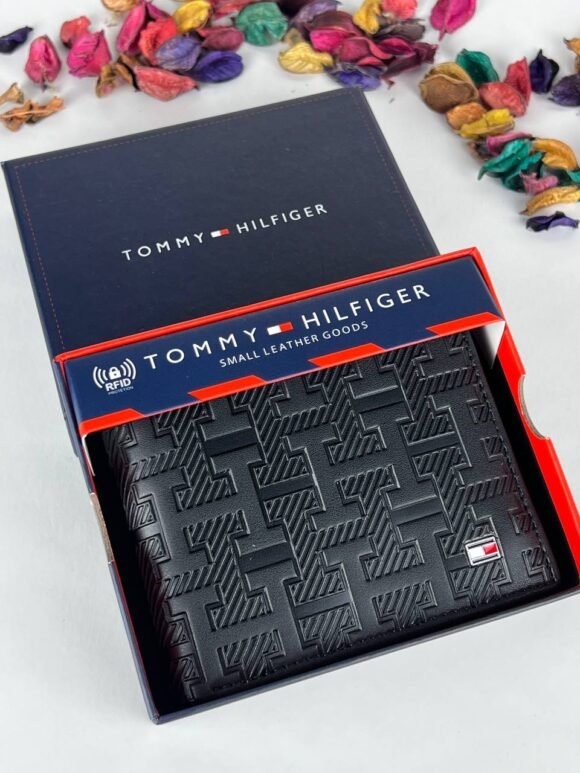 Tommy Hilfiger Molde Leather Passcase Wallet – Brown