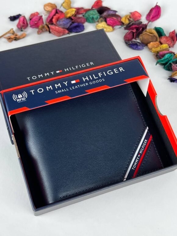 Tommy Hilfiger Molde Men’s Leather Passcase Wallet – Black